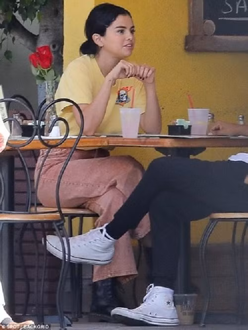 Sau on ao gap go trai la, Selena Gomez vo tu treu dua ban ngoai pho-Hinh-11