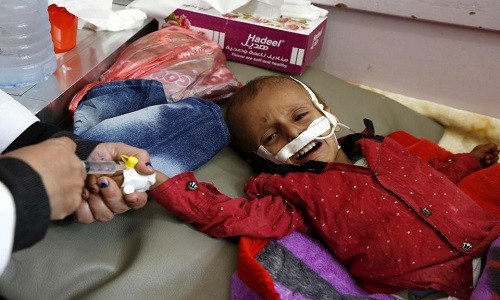 Bé gái khóc thét khi bị bác sĩ tiêm trong bệnh viện.