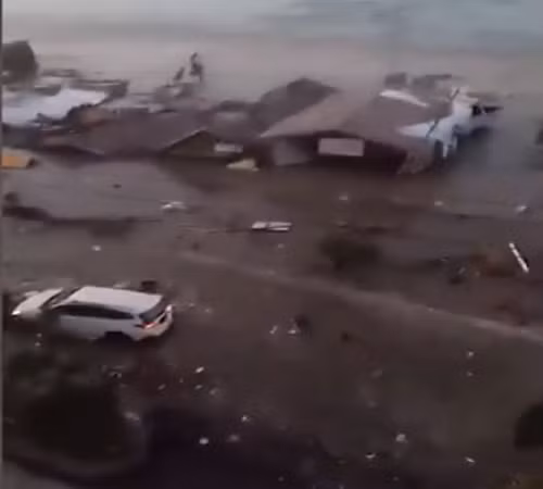 Vị quan chức Indonesia cho biết thêm liên lạc đã bị cắt tại khu vực ở trung tâm Sulawesi trong khi công tác tìm kiếm cứu hộ gặp khó khăn do trời tối. Ảnh chụp màn hình.