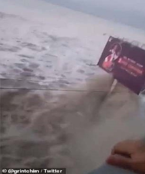 Những hình ảnh được đăng tải trên mạng cho thấy nhiều ngôi nhà dọc theo bờ biển ở thành phố Palu chìm trong biển nước. Ảnh: Twitter.