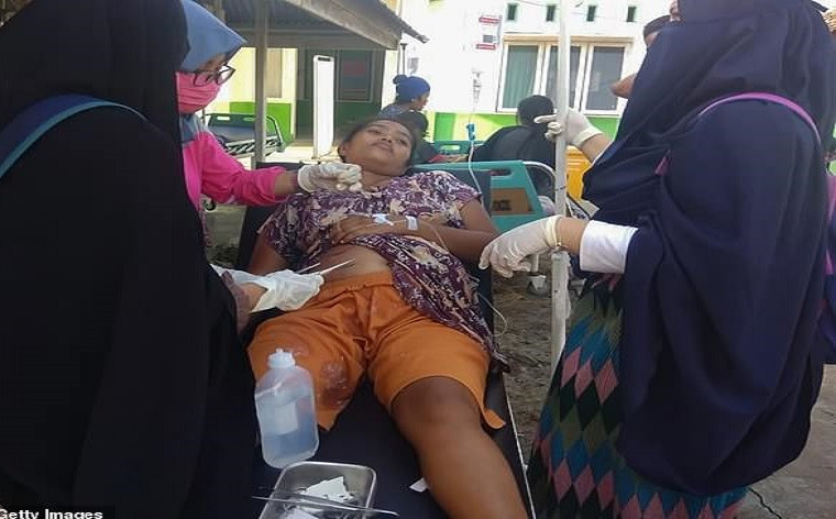 Một phụ nữ được chữa trị sau khi bị thương trong trận động đất mạnh 6 độ Richter sáng 28/9. Ảnh: Getty.