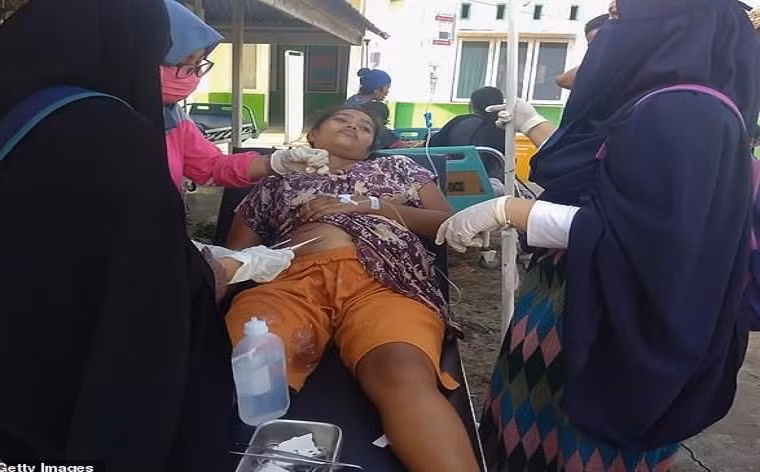 Một phụ nữ được chữa trị sau khi bị thương trong trận động đất mạnh 6 độ Richter sáng 28/9. Ảnh: Getty.