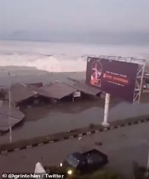 “Nhiều ngôi nhà bị cuốn trôi và nhiều người được thông báo mất tích sau khi những con sóng khổng lồ tấn công Palu và Donggala”, người phát ngôn Cơ quan xử lý thảm họa Indonesia Sutopo Purwo Nugruho xác nhận. Ảnh: Twitter.