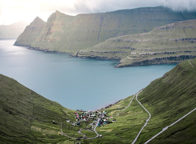 Theo Daily Mail, quần đảo Faroe bao gồm 18 hòn đảo. Trong ảnh là ngôi làng Funningur trên đảo Eysturoy với khoảng 70 cư dân sinh sống. (nguồn ảnh: Daily Mail)