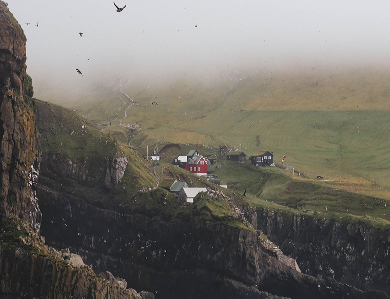 Chỉ có duy nhất khoảng 10 người sống trên đảo Mykines.