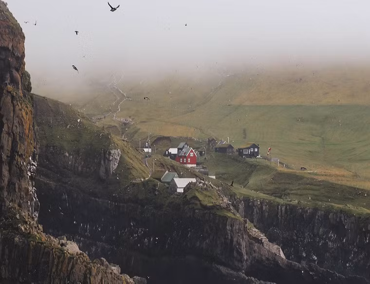 Chỉ có duy nhất khoảng 10 người sống trên đảo Mykines.