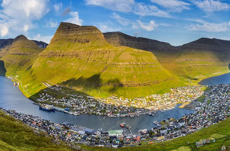 Bức tranh thiên nhiên tuyệt đẹp ở thị trấn Klaksvik trên đảo Bordoy. Đây là thị trấn lớn thứ hai của quần đảo Faroe.