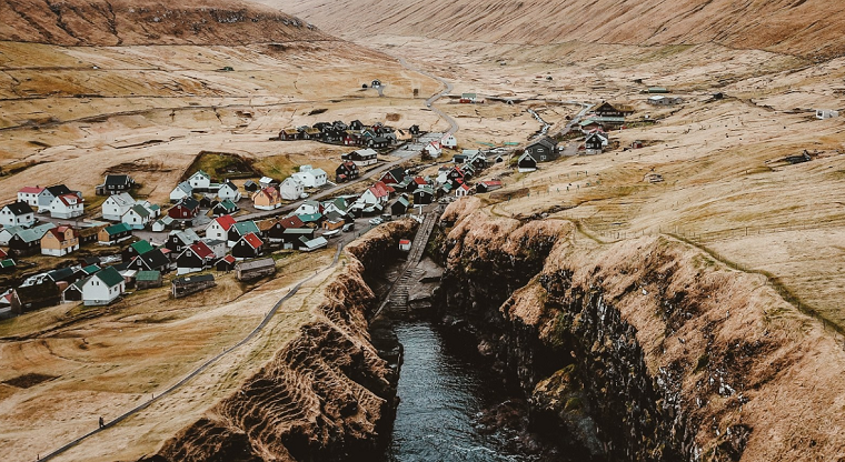 Ngôi làng Gjogv được bao quanh bởi những quả đồi.