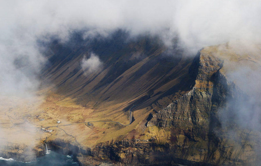 Một hòn đảo giữa làn sương khói mờ ảo trên quần đảo Faroe xinhd đẹp nhìn từ trên cao.