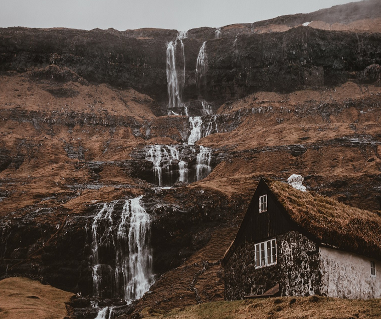 Theo Daily Mail, 97,4% hộ gia đình trên quần đảo Faroe có lắp đặt mạng internet không dây.