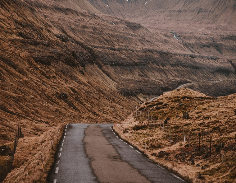 Nơi đây không khác gì thiên đường chốn hạ giới. Có rất nhiều công ty cho thuê ô tô trên đảo Faroe cho du khách khám phá nơi này.