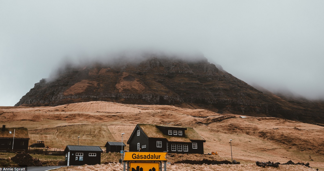 Quang cảnh tuyệt đẹp nhìn từ Gasadalur (ảnh). Những ngọn núi trên hòn đảo này cao tới 700 mét.
