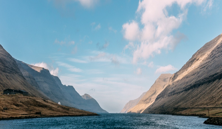 Theo trang visitfaroeislands.com, chỉ có duy nhất hai hãng đồ ăn nhanh nước ngoài trên quần đảo Faroe, đó là Burger King và Sunnet Boulevard.