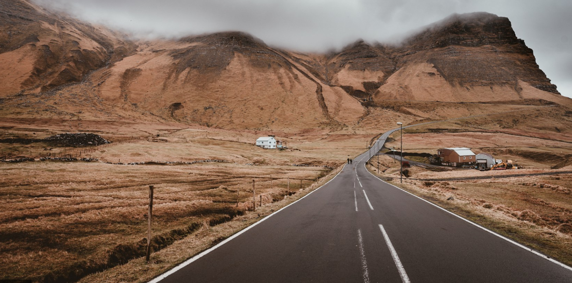 Con đường dẫn tới Gasadalur được trải nhựa và rất vắng vẻ. Được biết, chỉ có duy nhất ba đèn giao thông trên cả quần đảo này.