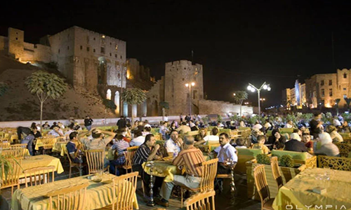Một nhà hàng ngoài trời ở Aleppo thu hút đông đảo thực khách.