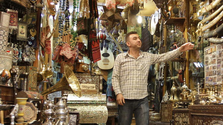 Một người bán hàng trong khu chợ ở thủ đô Damascus. Ảnh: Getty.