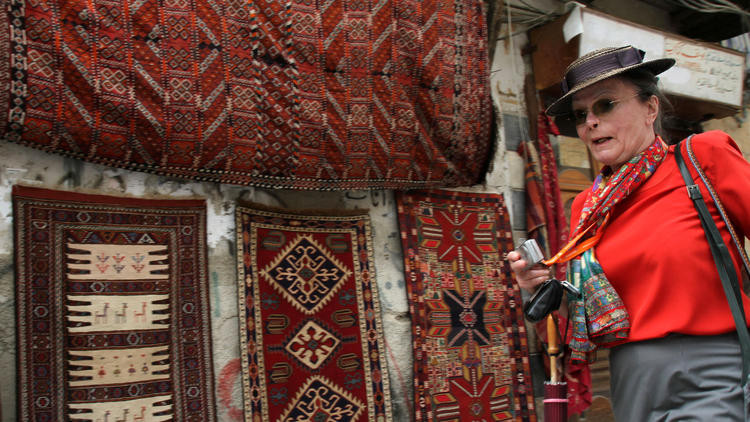 Nữ du khách đi qua một khu chợ ở thành phố cổ Damascus. Ảnh: Getty.