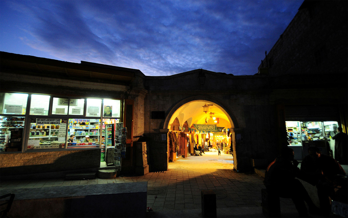 Lối vào khu chợ al-Zarab ở thành phố cổ Aleppo ngày 24/11/2008. Ảnh: Reuters.