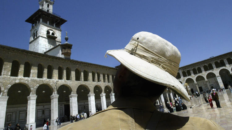 Một du khách Đức ghé thăm Nhà thờ Hồi giáo Umayyad được xây dựng từ thế kỷ thứ 8 ở Syria. Ảnh: Getty.