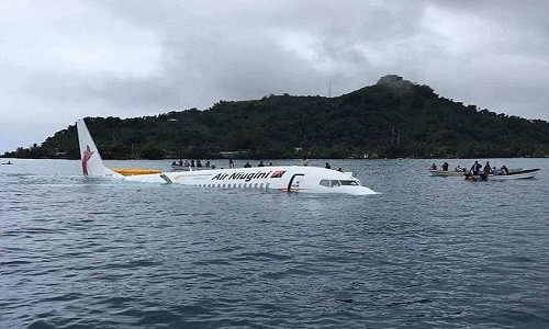 Máy bay lao quá đường băng, phi thẳng xuống biển - Hình 2 May bay lao qua duong bang, phi thang xuong bien-Hinh-2
