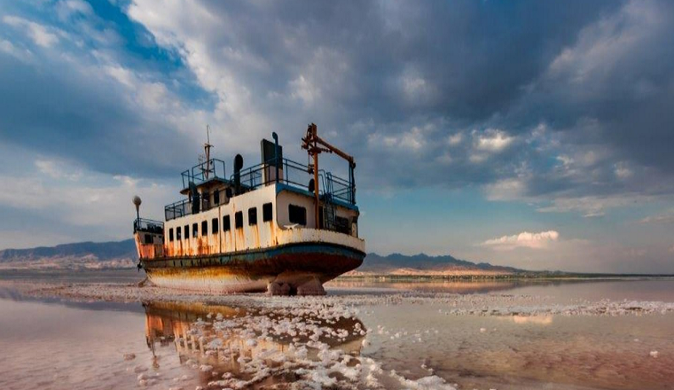 Theo Daily Mail, nhiếp ảnh gia Saeed Mohammadzadeh đến từ Iran đã giành giải thưởng cao nhất trong cuộc thi Nhiếp ảnh gia Môi trường 2018 do CIWEM tổ chức, với tác phẩm “End Floating”. Bức ảnh cho thấy con tàu bị mắc kẹt trong hồ muối cạn Urmia ở Iran đã lột tả tác động của tình trạng biến đổi khí hậu. (Nguồn ảnh: Daily Mail)
