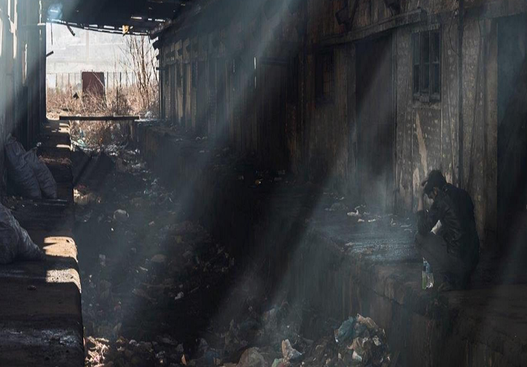 “Cô độc” là tác phẩm dự thi của Zoran Milutinovic được chụp tại Serbia. Trong ảnh, một người tị nạn ngồi một mình giữa không gian ngập tràn chất thải. Mời độc giả xem thêm video: Ô nhiễm không khí là một nguyên nhân chính gây ung thư (Nguồn: VTC14)
