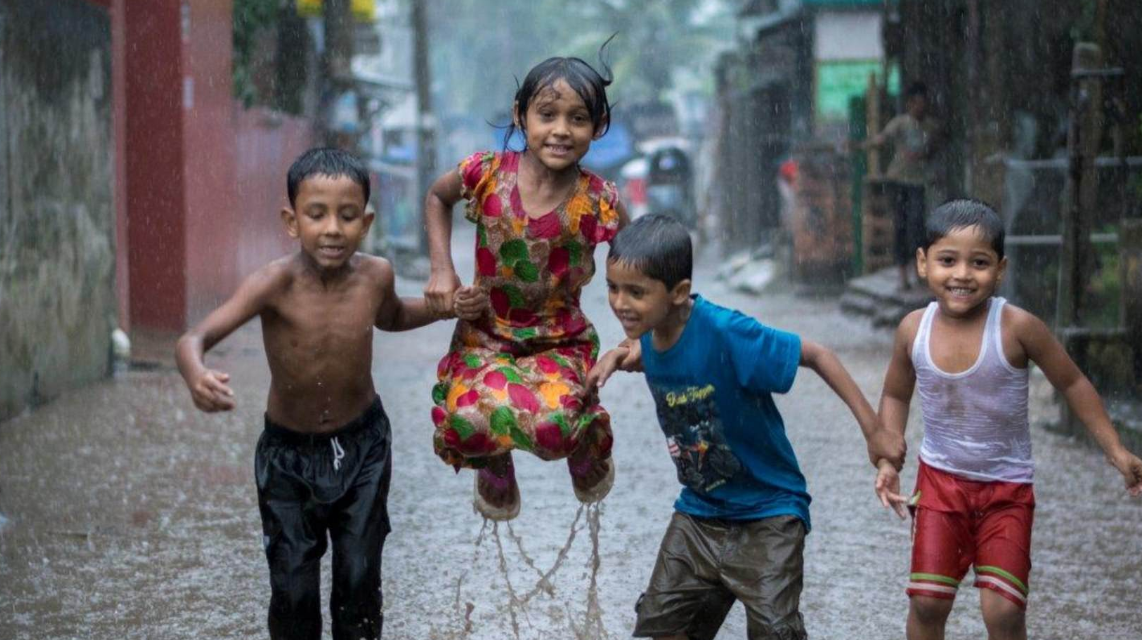 “Hạnh phúc trong một ngày mưa” là tác phẩm của Fardin Oyan được chụp tại Bangladesh năm 2017. Bức ảnh này đoạt giải thưởng Nhiếp ảnh gia trẻ về Môi trường.