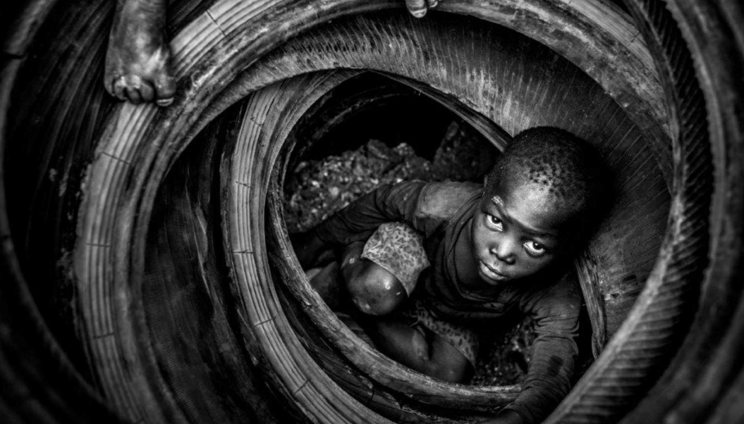 Bức ảnh chụp các em nhỏ chơi đùa trong những chiếc lốp xe cũ do nhiếp ảnh gia Antonio Aragon Renuncio chụp tại Burkina Faso năm 2017.