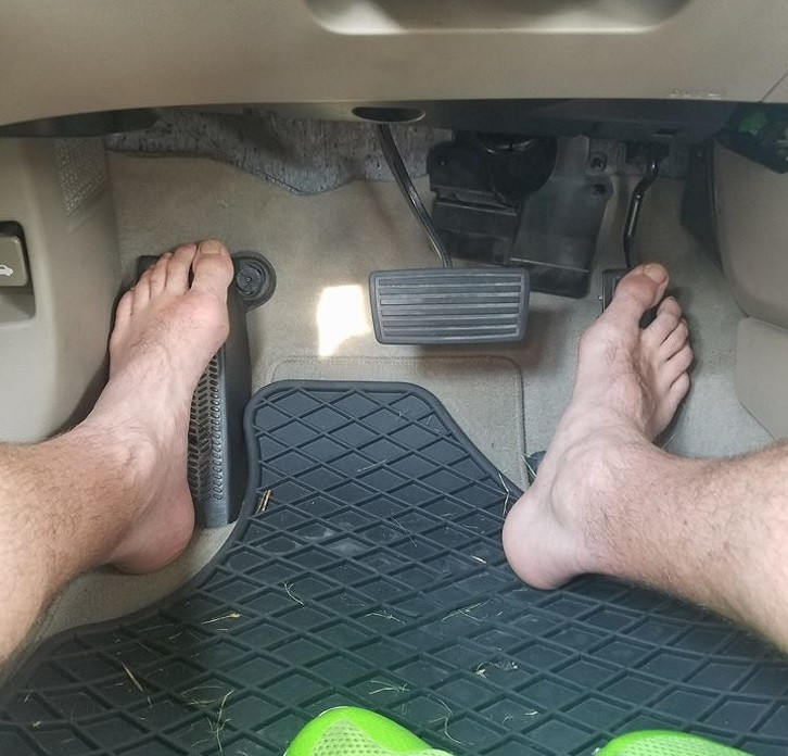 Toàn bộ 50 bang của nước Mỹ đều cho phép người lái xe đi chân trần khi điều khiển phương tiện.