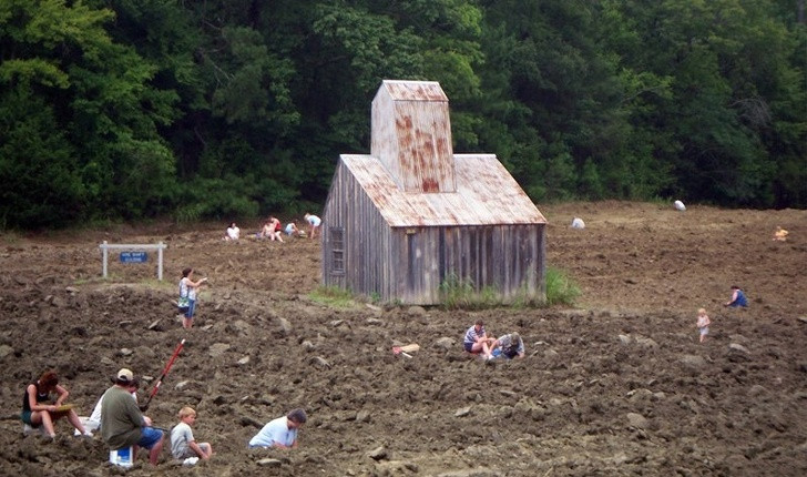 Công viên Crater of Diamonds ở Arkansan là “mỏ” kim cương duy nhất trên thế giới cho phép du khách vào đây tìm kim cương. Theo Brightside, trung bình gần 2 viên kim cương được tìm thấy mỗi ngày.