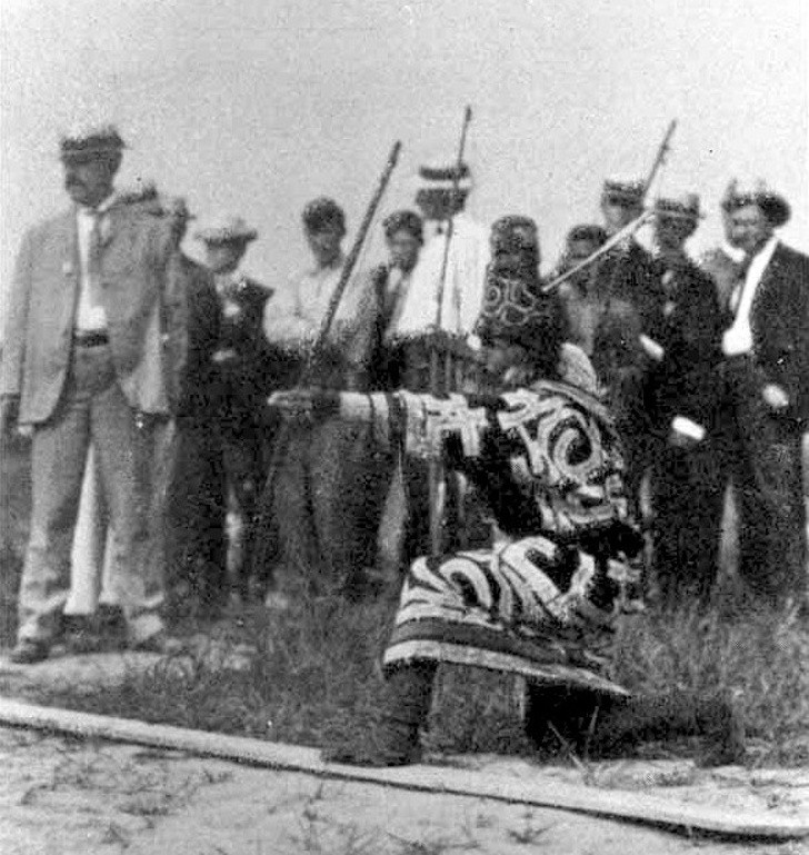 Thế vận hội Mùa hè năm 1904 được tổ chức tại St Louis được coi là một trong những kỳ thế vận hội kỳ quặc nhất thế giới, với 12 nước tham gia và kéo dài trong 5 tháng. Trong phần thi marathon, một vận động viên đã bị chó đuổi, trong khi người giành chiến thắng đã đi nhờ trên ô tô, còn vận động viên Felix Carvajal de Soto từng dừng giữa đường trong cuộc đua marathon để tranh thủ ngủ nhưng vẫn về đích ở vị trí thứ 4.