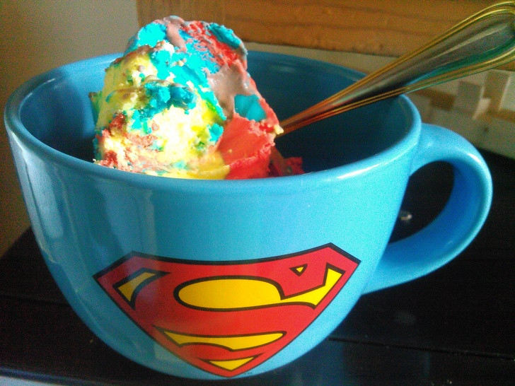 Kem siêu nhân là một loại kem đặc biệt ở bang Michigan, trong đó có đủ màu và pha trộn hương vị khác nhau.