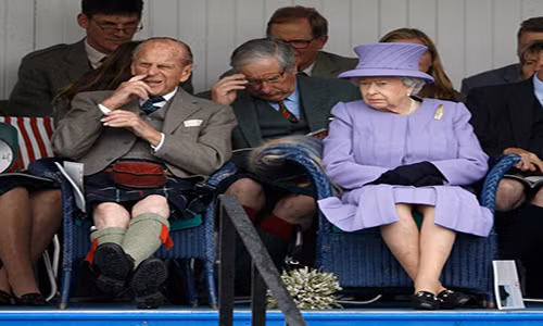 Hoàng thân Philip cũng có hành động tương tự và dường như ông cảm thấy rất thoải mái khi ngồi theo dõi cuộc thi Braemar Gathering năm 2016.