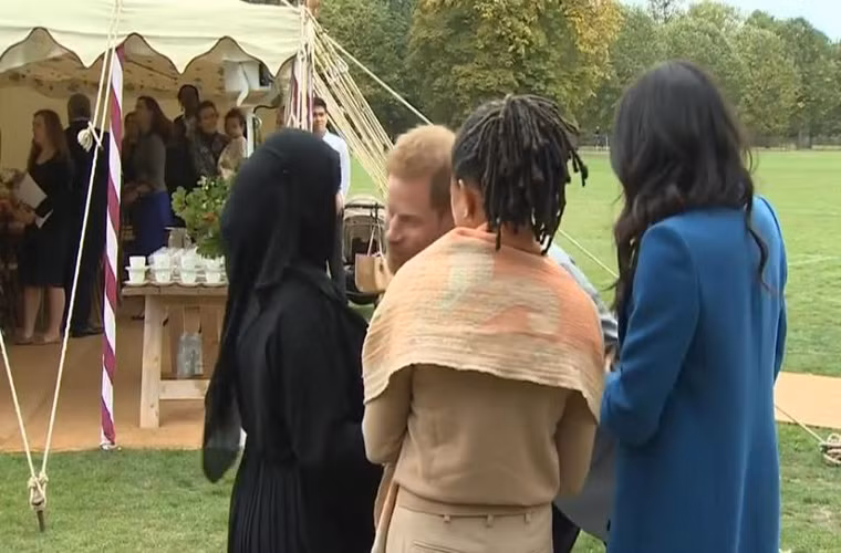 Trang The Sun mới đây đăng tải những bức hình ghi lại khoảnh khắc đầy bối rối của các thành viên Hoàng gia Anh. Ảnh: Hoàng tử Harry định hôn chào một phụ nữ đạo Hồi tại bữa tiệc gây quỹ từ thiện Grenfell nhưng cô gái này tỏ ra bẽn lẽn và ngạc nhiên trước hành động của Hoàng tử Harry. (Nguồn ảnh: The Sun)