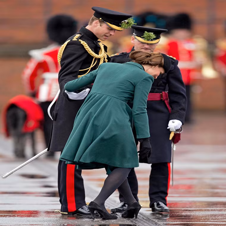 Gót giày của Công nương Kate Middleton bị kẹt khi cô tham dự lễ diễu hành ngày Thánh Patrick năm 2013.