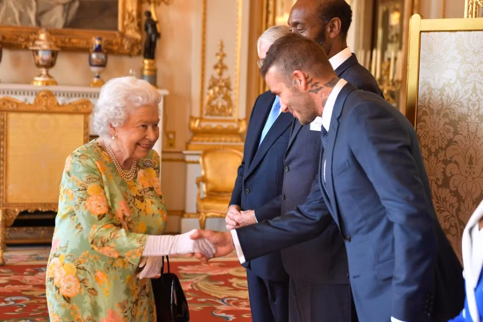 Nữ hoàng Anh Elizabeth II không thể giấu nổi sự vui mừng khi được gặp “thần tượng” David Beckham.