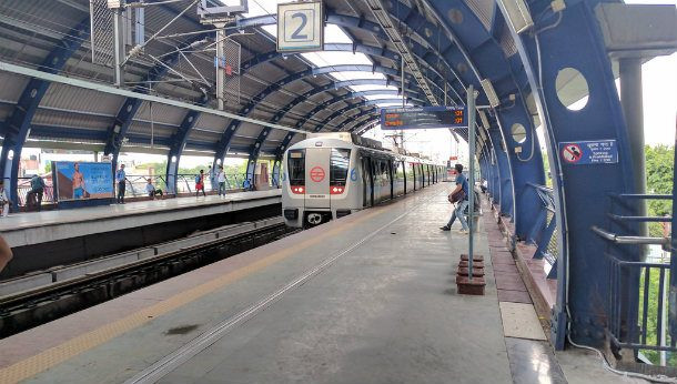 Với chiều dài 193,2 km, Delhi Metro (Ấn Độ) là hệ thống tàu điện ngầm lớn thứ mười ba trên thế giới, chuyên chở khoảng 2,4 triệu lượt khách hàng ngày.