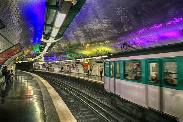 Hệ thống tàu điện ngầm Métro Paris (Pháp) có tới 301 nhà ga dọc theo 214 km đường ray.
