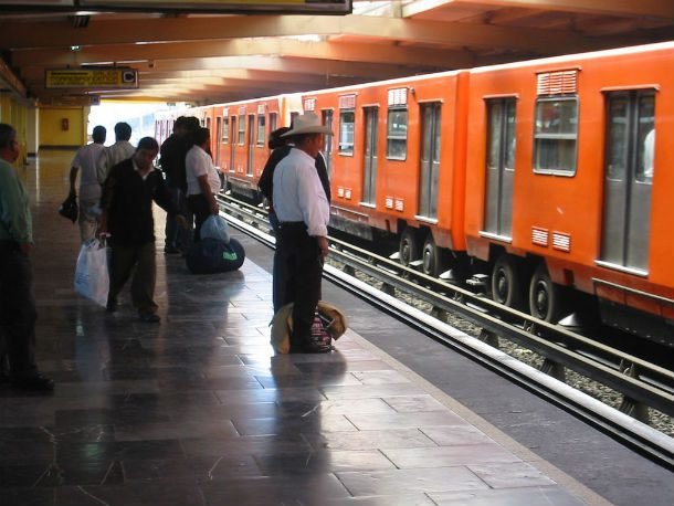 Với 195 nha ga và chiều dài hệ thống là 225 km, Mexico City Metro (Mexico) là hệ thống tàu điện ngầm lớn thứ hai ở khu vực Bắc Mỹ.