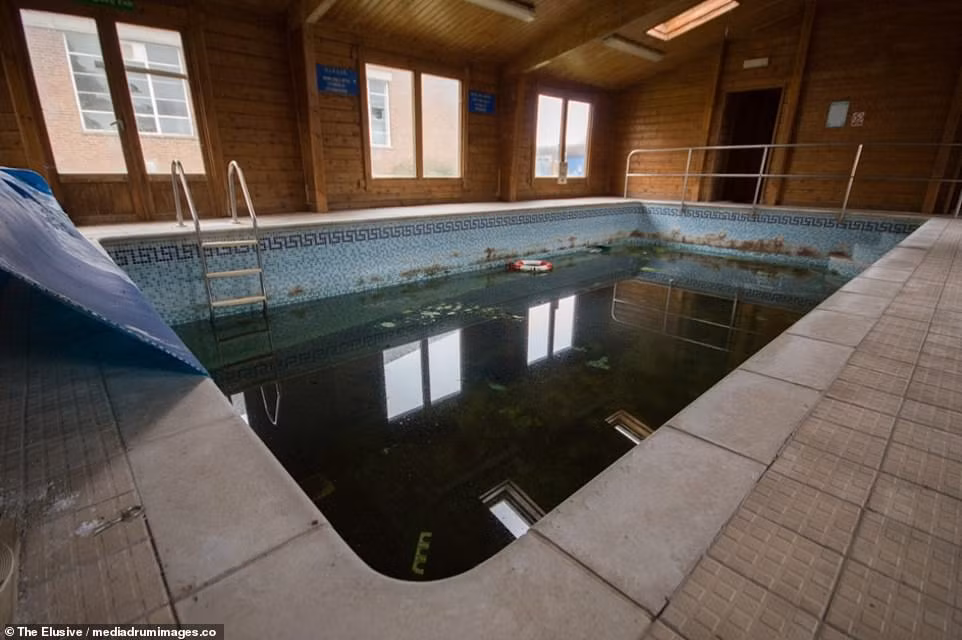 Ngoài ra, trong khu căn cứ không quân này còn có hồ bơi, phòng tắm hơi.