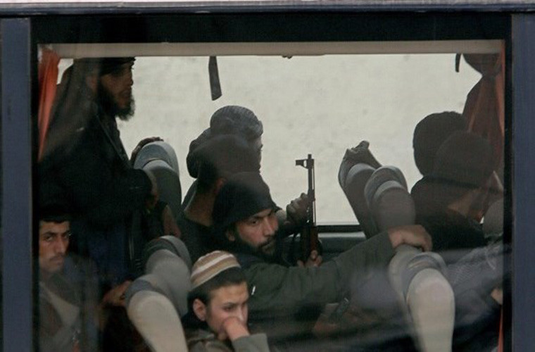 Cũng theo nguồn tin này, nhóm phiến quân HTS cũng đã triển khai một lượng lớn trang thiết bị quân sự tới căn cứ của chúng ở Đông Nam Idlib, thị trấn Kobani ở Jabal al-Turkmen, Đông Bắc Latakia. Ảnh: FNA.