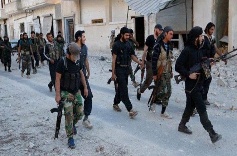 “Các tay súng khủng bố nã tên lửa về phía hành lang Abu al-Dhohour nhằm ngăn cản dân thường tháo chạy về phía khu vực nằm dưới sự kiểm soát của Quân đội Syria”, Sputnik đưa tin. Ảnh: Syriahr.