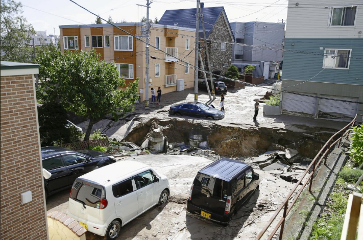 Được biết, gần 3 triệu hộ gia đình đã bị cắt điện, trong khi một nhà máy điện chính tạm ngừng hoạt động do ảnh hưởng của động đất. Ngoài ra, hệ thống tàu điện ngầm bị ngưng trệ. Ảnh: Reuters.