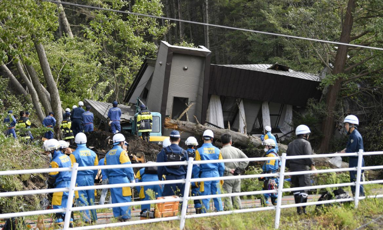 Những hình ảnh được đăng tải trên mạng cho thấy, nhiều ngôi nhà bị đổ sập và cây cối đổ chắn ngang đường ở Hokkaido. Ảnh: Reuters.