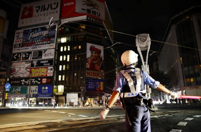 Cảnh sát làm việc trên đường phố Sapporo ngày 6/9. Ảnh: Reuters.