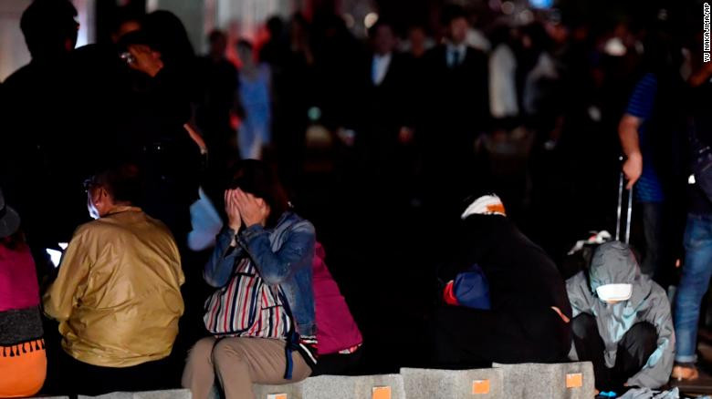 Người dân đổ ra đường ở Sapporo sau trận động đất mạnh làm mất điện trong thành phố. Ảnh: Kyodo.