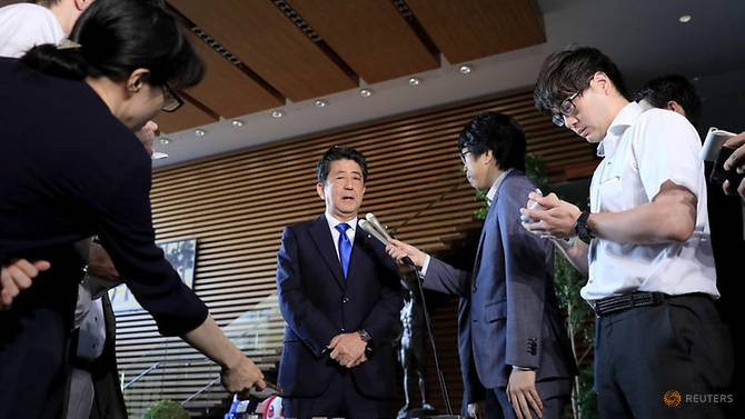 Thủ tướng Nhật Bản Shinzo Abe phát biểu trước các phóng viên sau khi trận động đất xảy ra trên đảo Hokkaido ngày 6/9. Ảnh: Reuters.