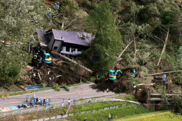 Theo Đài truyền hình NHK, nhiều dư chấn đã xảy ra sau trận động đất, trong đó có cơn dư chấn mạnh 5,4 độ Richter. Ảnh: Reuters.