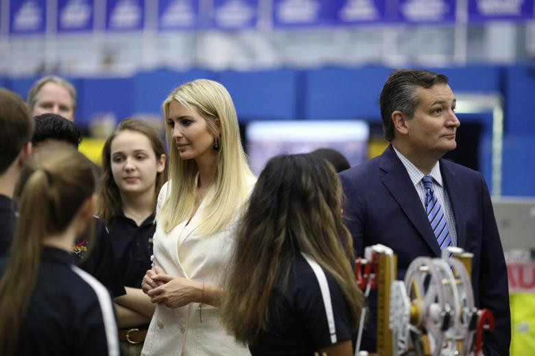 Được biết, theo truyền thống, Đảng của Tổng thống Mỹ đương nhiệm thường bị mất ghế nghị sĩ nhiều hơn trong các kỳ bầu cử giữa nhiệm kỳ. Và năm nay, Đảng Dân chủ đứng trước thời cơ thuận lợi khi chỉ cần thắng ít nhất 23 ghế Hạ nghị sĩ để giành quyền kiểm soát Hạ viện trong Quốc hội khóa mới. Trong ảnh là cô Ivanka Trump (áo trắng), con gái và cũng là cố vấn của Tổng thống Mỹ Donald Trump.