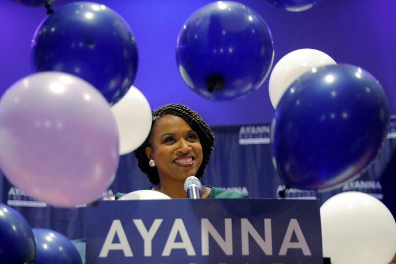 Ứng viên Ayanna Pressley của Đảng Dân chủ chạy đua vào Hạ viện Mỹ phát biểu tại sự kiện tranh cử ở Boston, bang Massachusetts, ngày 4/9/2018.